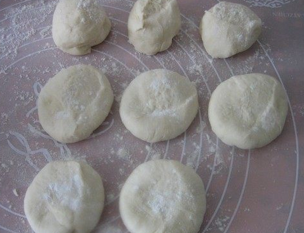发面饼不发硬的秘诀：掌握好这一个小妙招，烙好的饼松软有嚼劲！