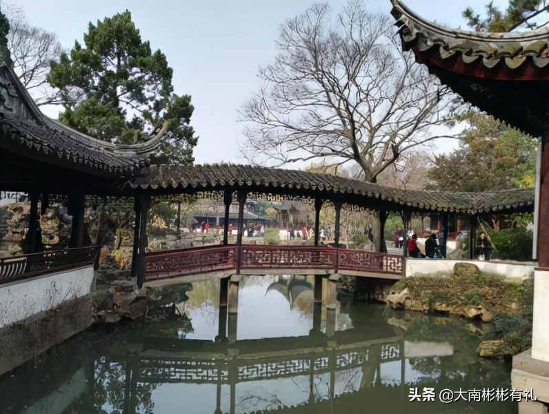 上有天堂下有苏杭，苏州园林美如画，小桥流水人家醉。