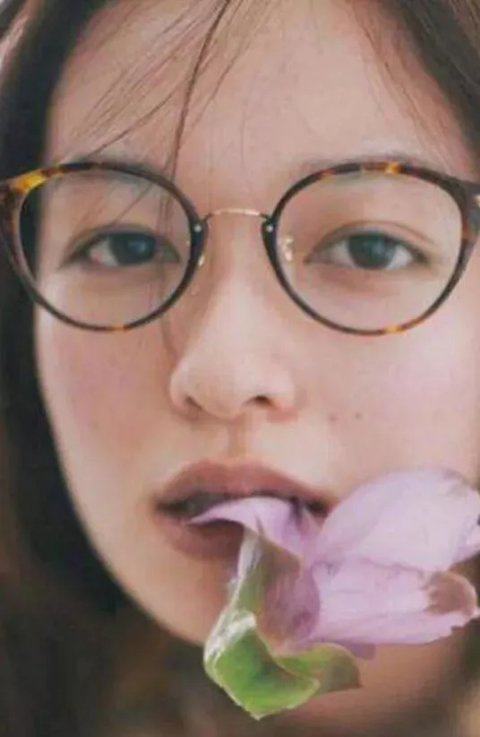 如何根據臉型選眼鏡？方形還是圓形？搭配好眼鏡，讓你氣質更出眾