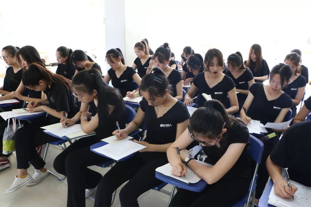 想做一名高学历的T台模特吗？那就赶紧点进来