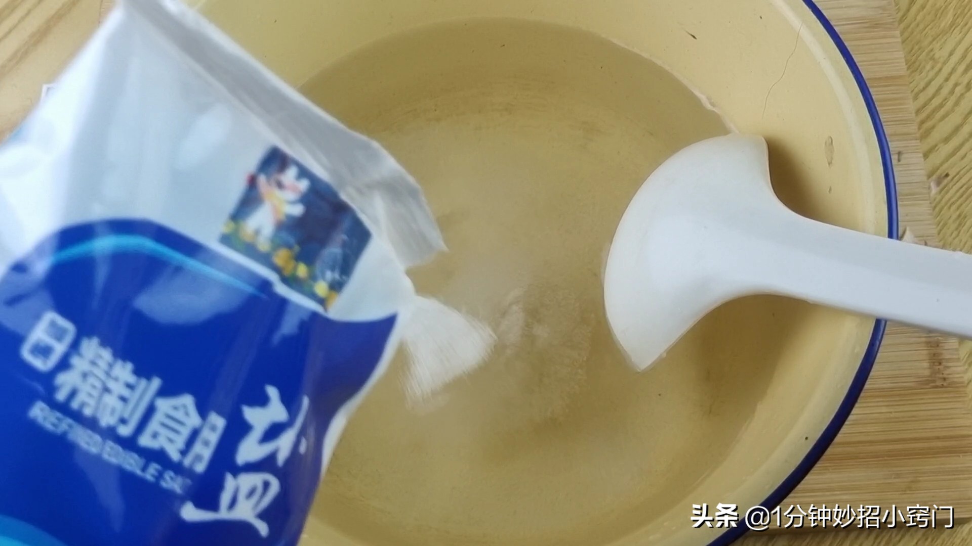 原来菠萝去皮这么简单，不挖眼不削皮，又快又省事，一点也不脏手