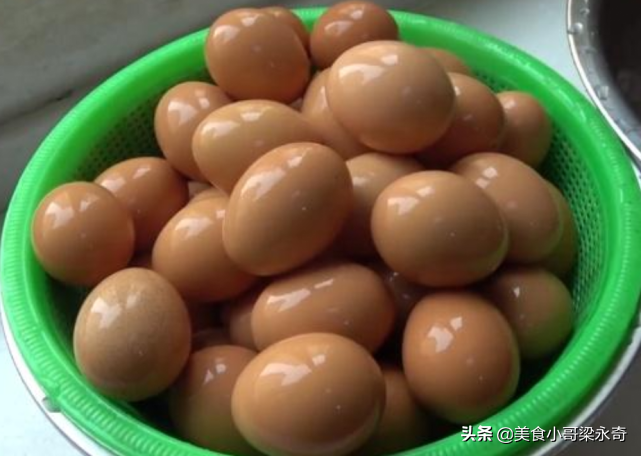 奶奶用了40多年的腌咸鸡蛋配方，操作简单，鸡蛋个个都起沙流油