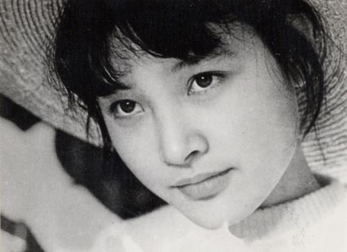 1985年,陈冲毁了央视春晚赴美后,又被指弃养双胞胎,遭10万恶评