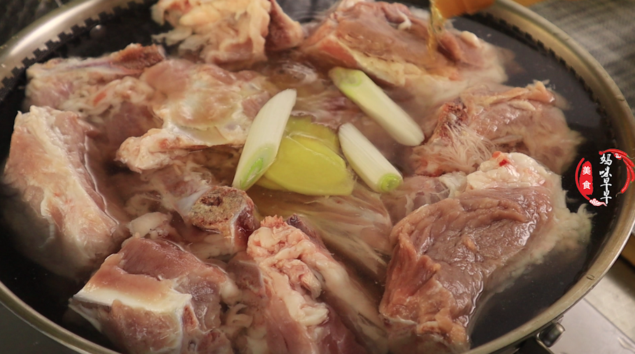 酱大骨头怎么做才好吃？告诉你正确做法，肉香软烂，好吃解馋