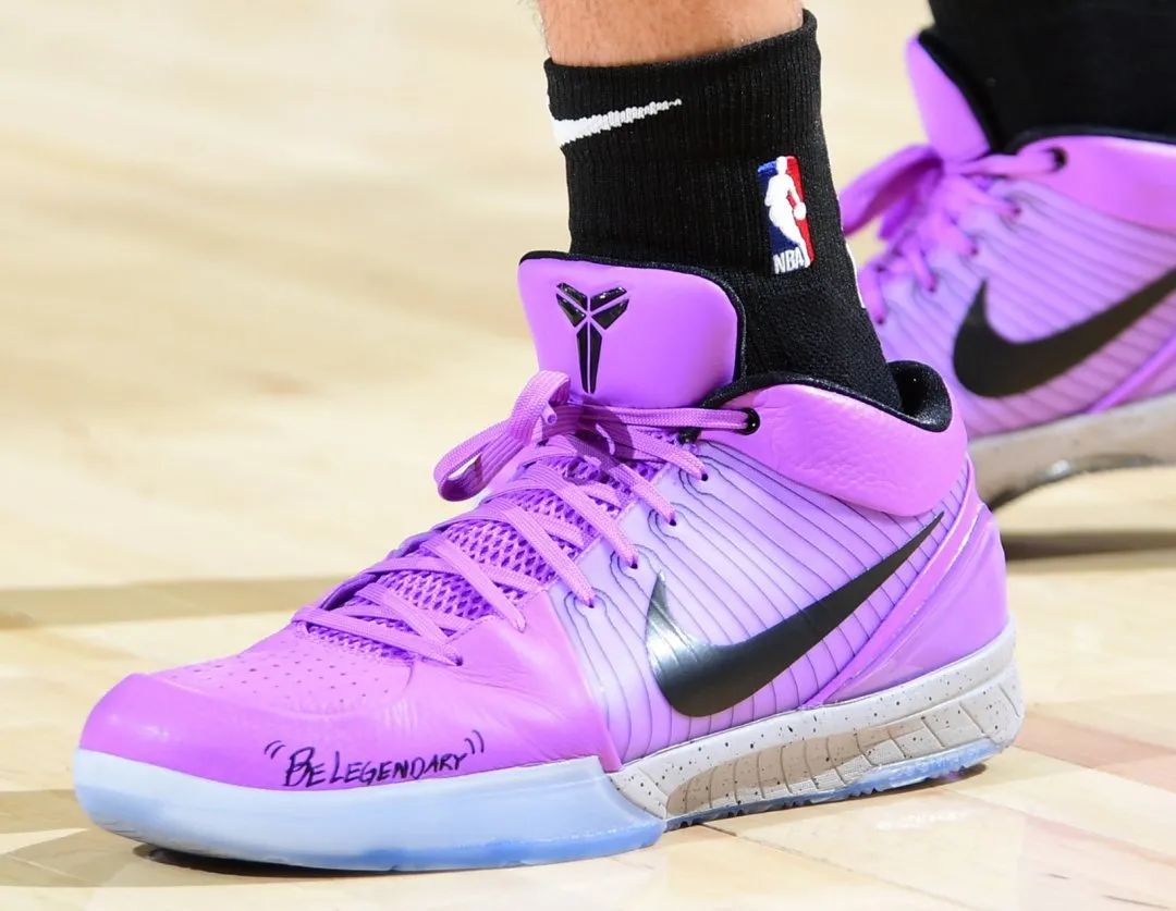 总决赛的布克大概率不会换掉这双鞋,或者是上脚其它配色的zk4征战