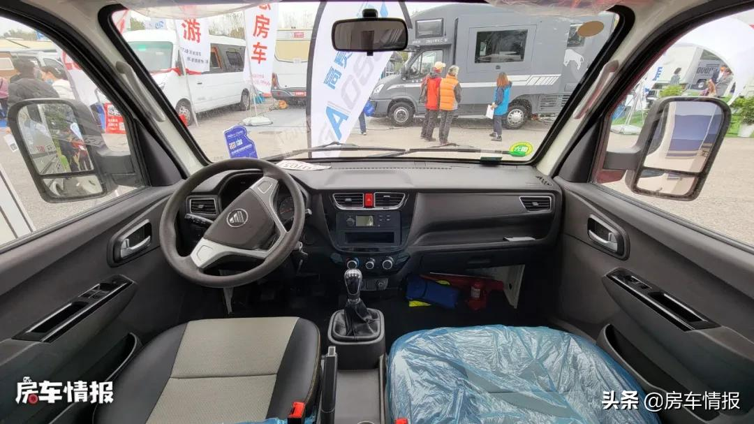 15万的新款福田房车，适合一家三口还带干湿分离厕所，内饰真精致