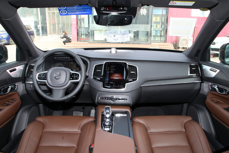 68.2万喜提沃尔沃XC90，2个月再开大众途锐，车主：对比差距明显