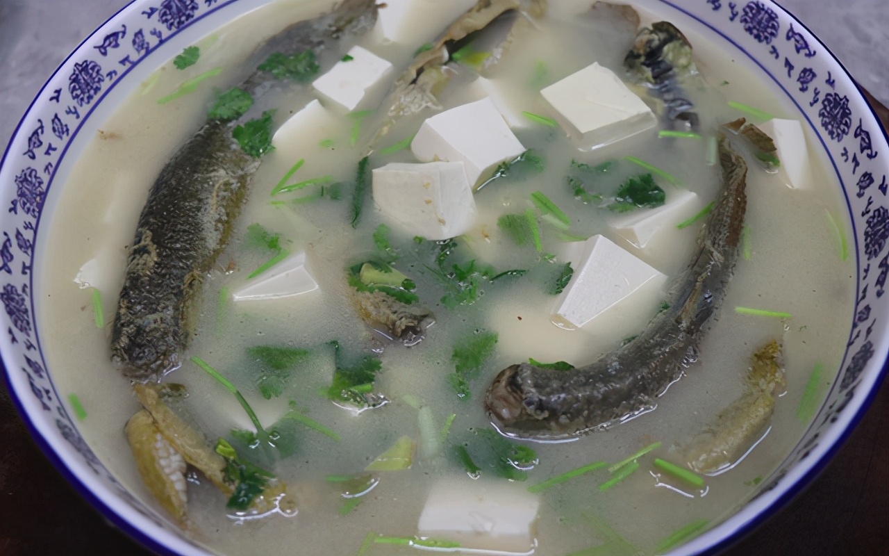泥鳅豆腐做法（教你一道营养汤泥鳅炖豆腐汤汁浓白）