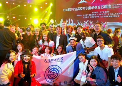 来华留学生合唱《红旗飘飘》！这场演出大工国际学生闪亮登场！