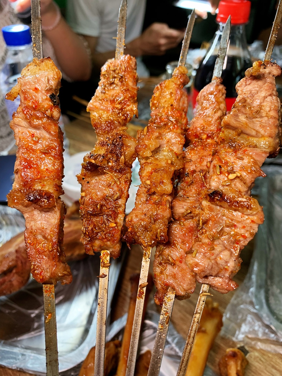 开业7年一楼就4张桌,大块肉现吃现切,长春这家烧烤小神店贼火