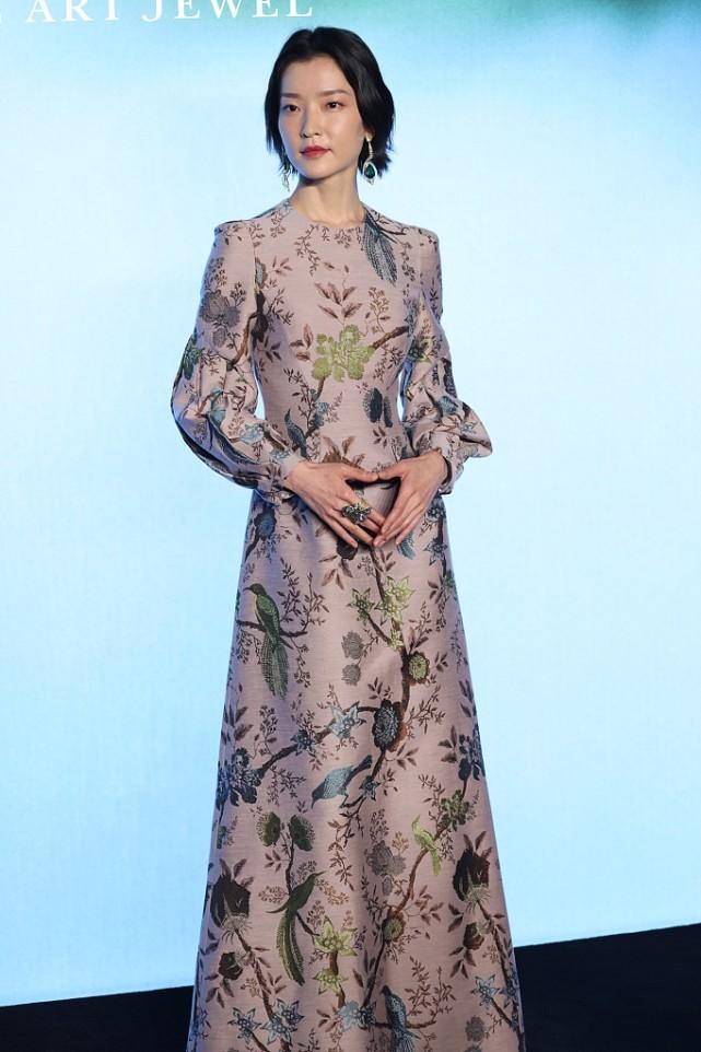 杜鹃真的是人如其名,作为国际名模,长相却很有东方美感