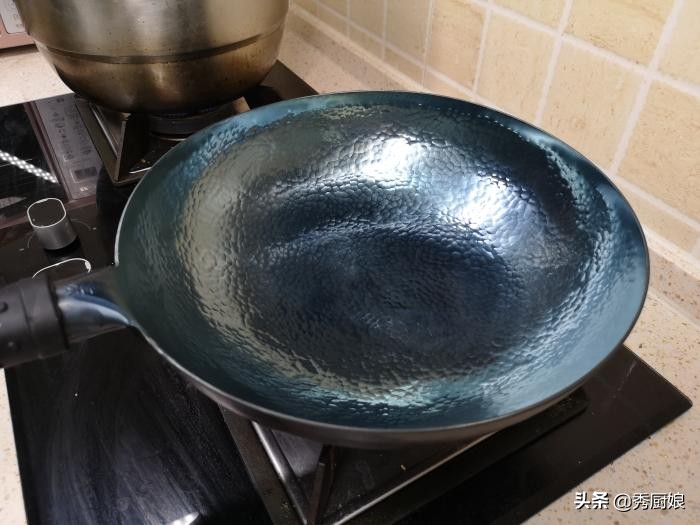 刚买的新锅别直接用，大厨教你开锅技巧，不粘锅也不生锈，超耐用