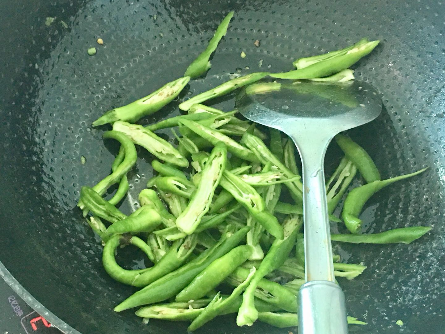 烟熏肉怎么炒好吃？请教了一个朋友，回家一试味道果然不错