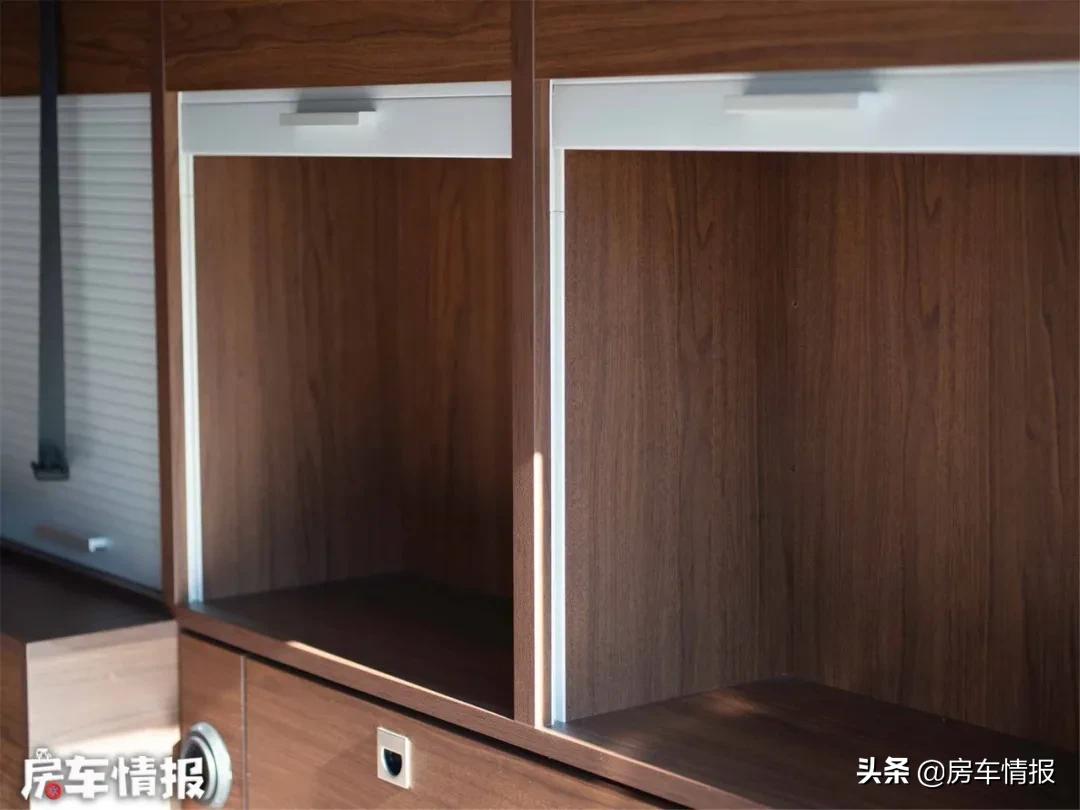 新款丰田考斯特房车，4.0L动力足，大沙发特舒服行李箱能住人