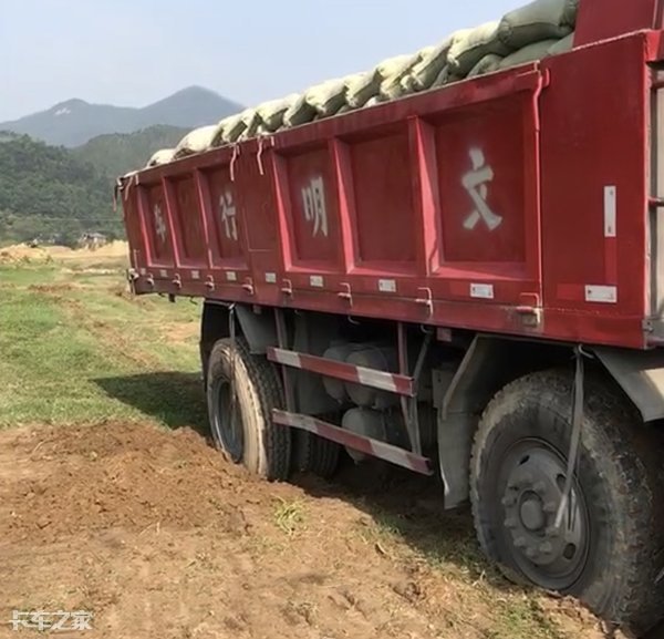 陷车后的解决办法，对了叫机智错了叫添乱，看老司机如何脱困