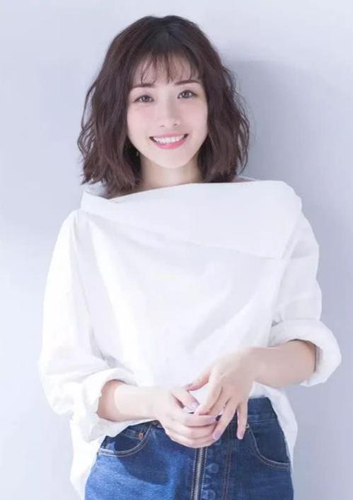 方脸女生别总留中分了，试试这4款瘦脸发型，显脸小还很时髦
