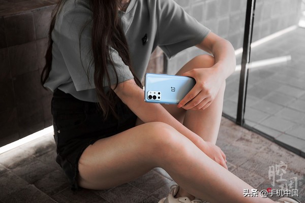 手握蓝屿的女孩儿 种着最美的梦里花