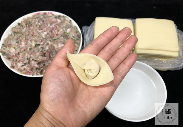 用来包抄手的面皮,最好选择正方形.圆形的面皮,是不太好包的.