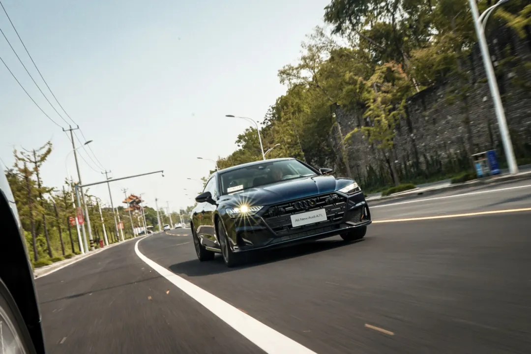 3.0T V6，5.6秒破百，配置比肩自家旗舰，看完价格我哭了