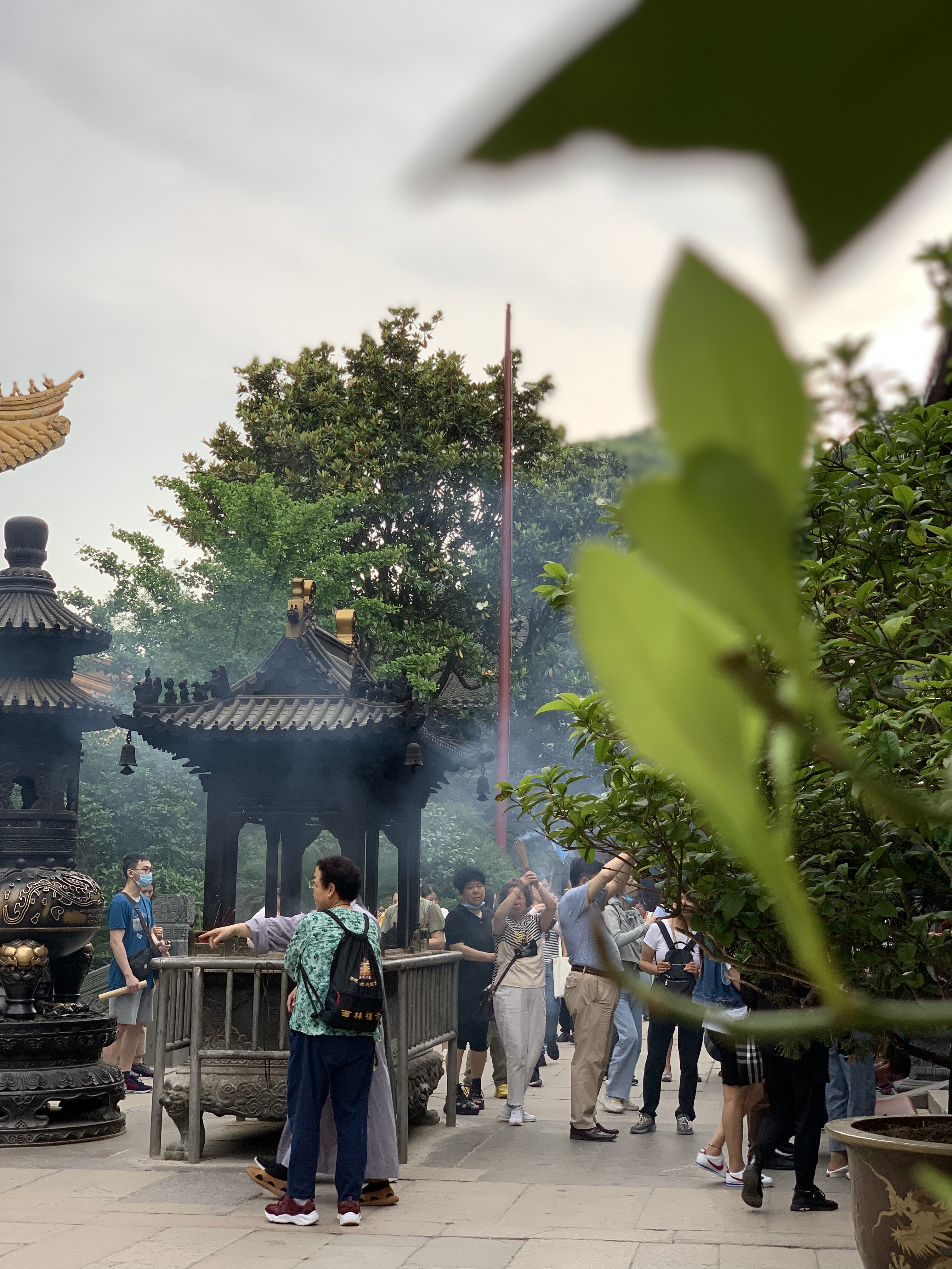 一位是净土宗师印光法师,一位是集诗词歌赋,金石书画,话剧歌曲等世间