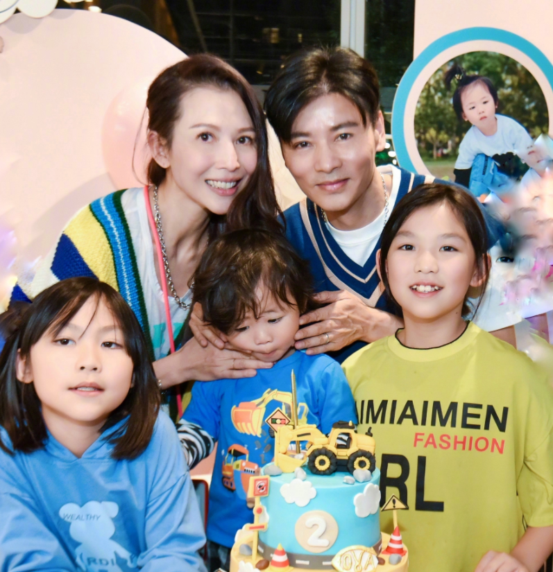 张晋晒照庆祝儿子2岁生日，儿子一头卷发超可爱，俩女儿漂亮乖巧