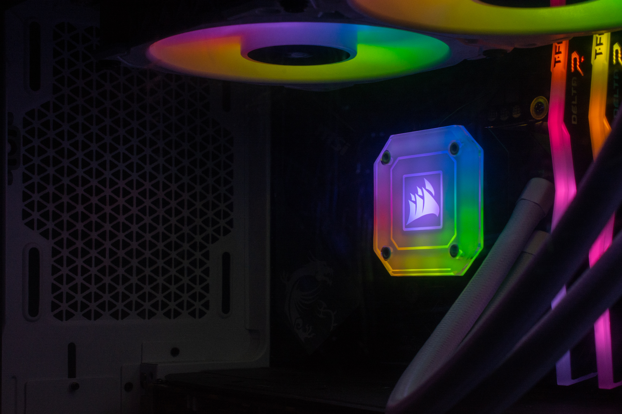 白色机箱怎么选散热，美商海盗船这款白色水冷值得拥有