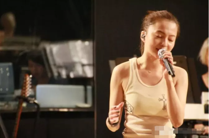 妈妈不疼、舅舅不爱,还遭闺蜜伤害,张韶涵的遭遇,没那么简单