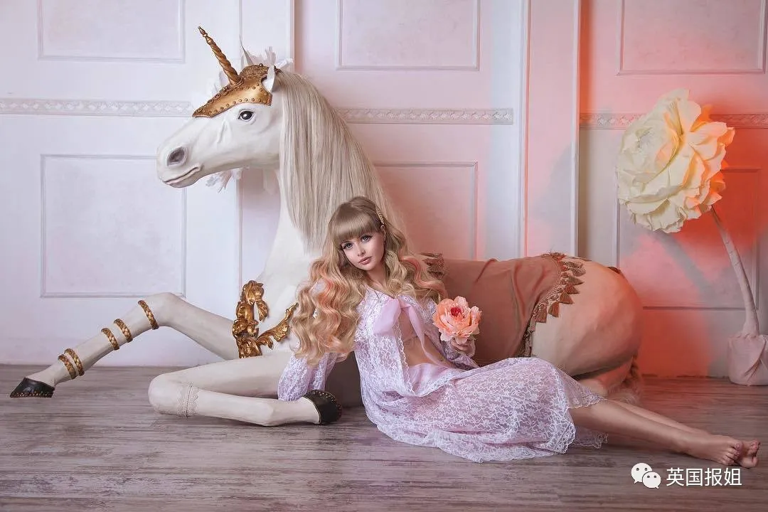 俄国美女从小被“圈养”！父母把她当活娃娃，丰胸细腰拍性感照