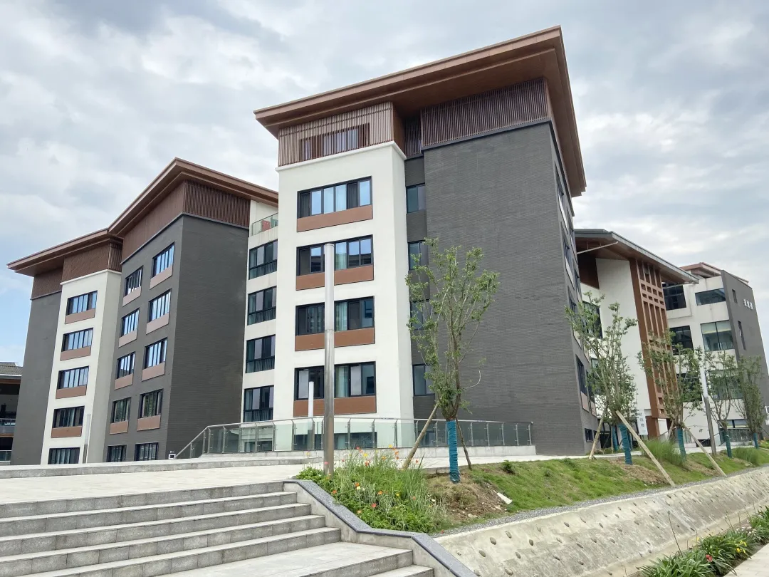 都江堰万汇学校2021年招小一180人，初一100人