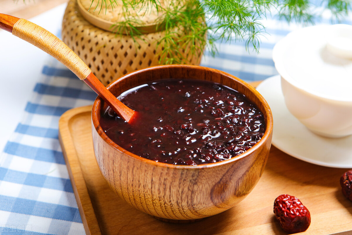 熬黑米粥时，别只会加清水，教你正确的方法，好喝美味不粘锅