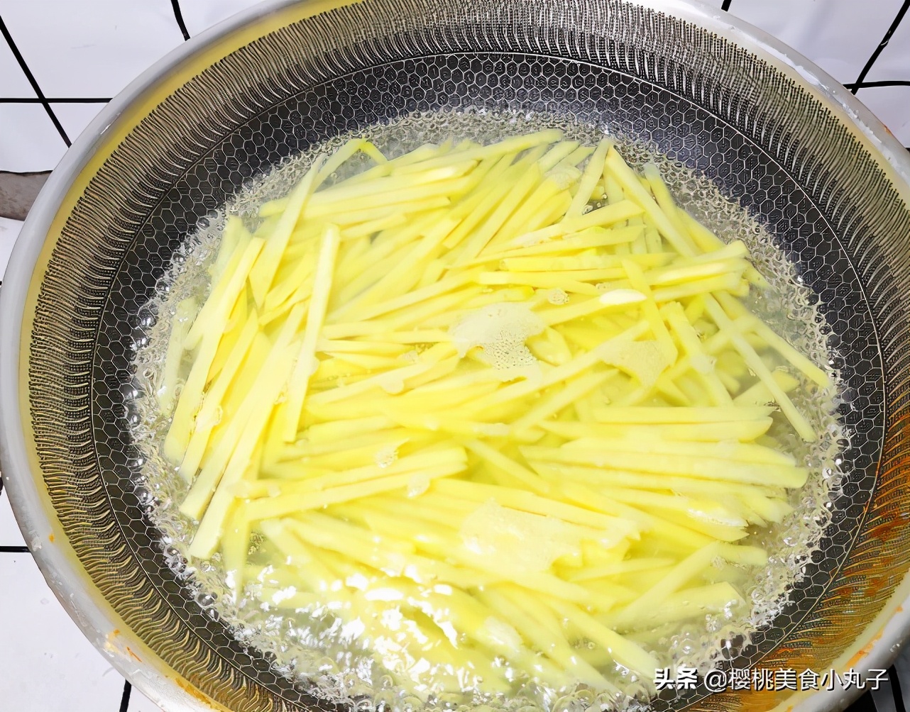 土豆条怎样做（教你七步做出酥脆可口的土豆）
