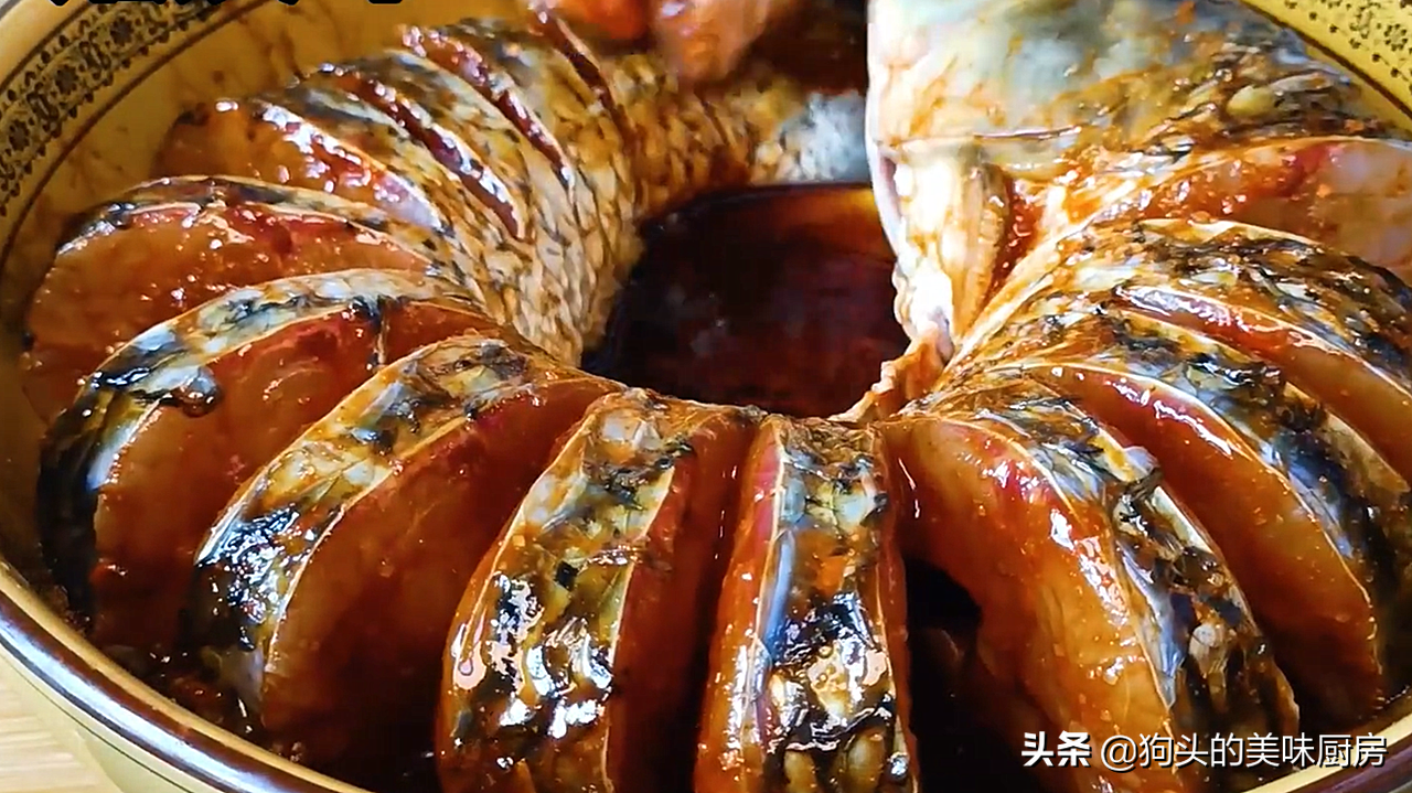 把一条鱼放进电饭锅里，不加一滴水，出锅太香了，肉嫩味道香