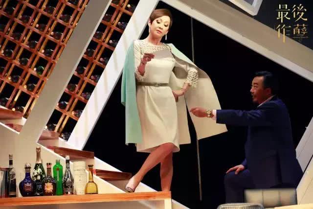 “周润发前妻”余安安，曾替夫还债谈小22岁男友，今吃止痛药捞金