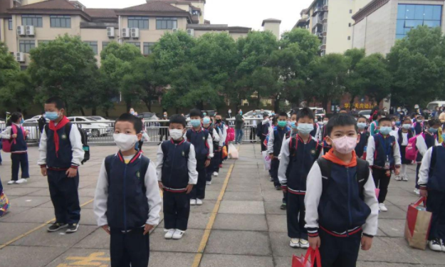 学生穿同样的校服，资深班主任通过这一点，就可以看出家境好坏