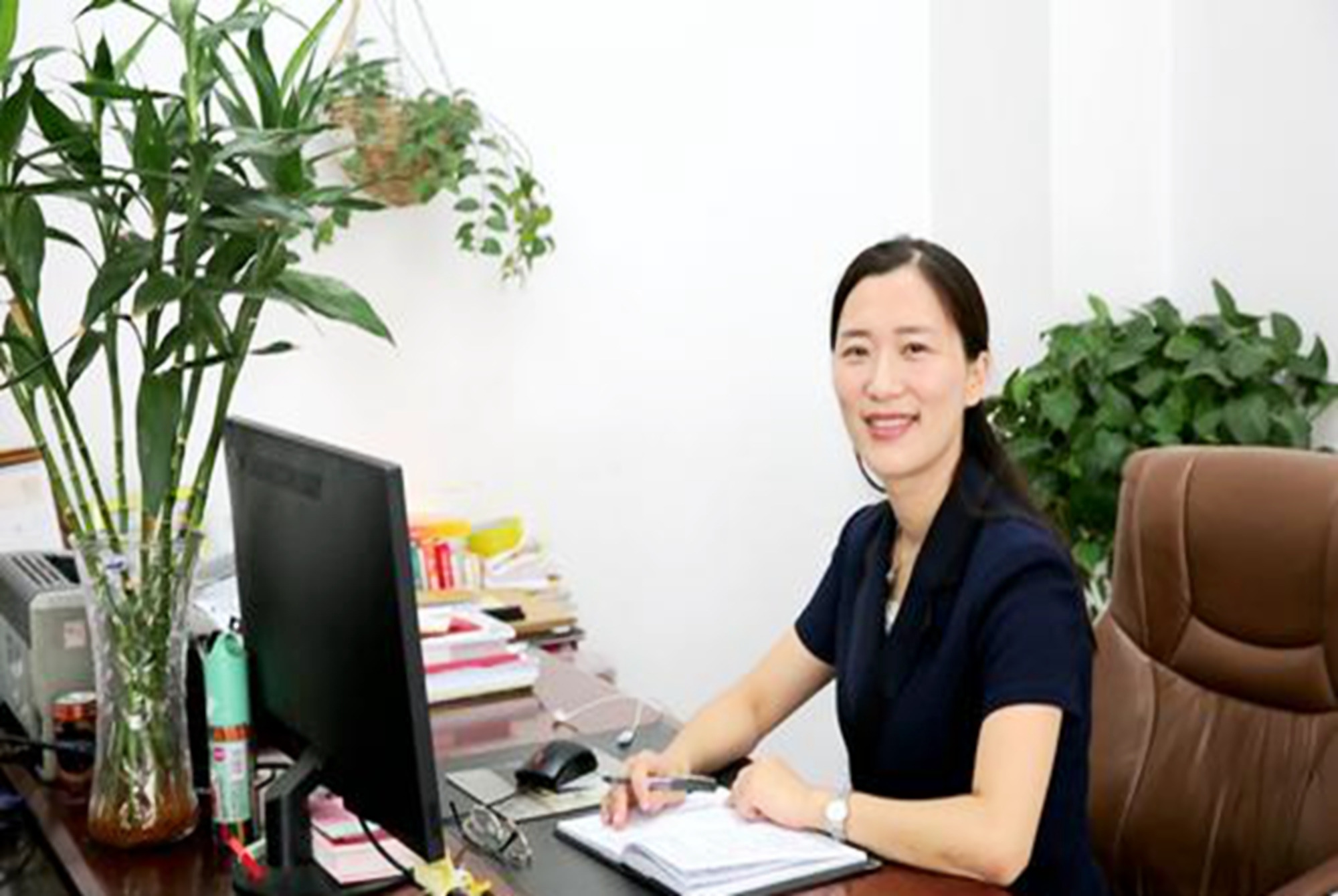 大学辅导员有多香？年薪曝光，网友发酸：怪不得985博士抢着当