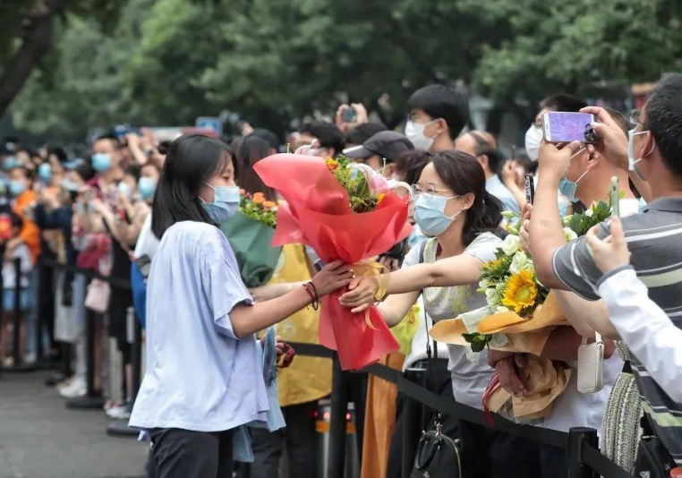 “高考屏蔽生”令人羡慕，女孩高考查分是0，不悲反喜坐等985