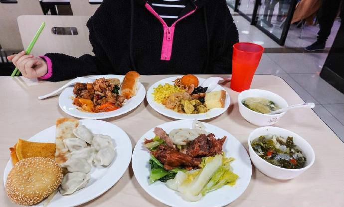 清华大学食堂有多好？看完饭菜质量和价格，网友：后悔没好好读书