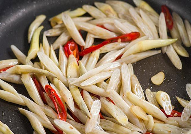 一道不可错过的美味清炒藕带,一年只有一个月的尝鲜季