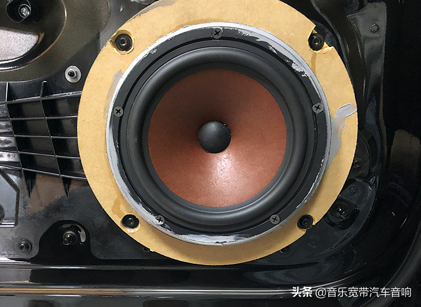 新款奥迪A6改装日本PHASS妃仕三分频 享受羊毛盘喇叭纯净的声音