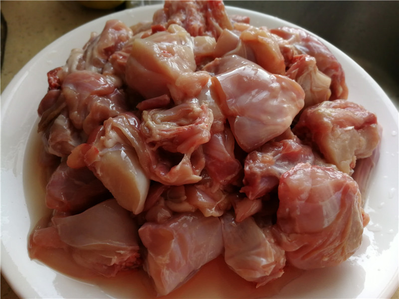 红烧家兔肉这样做。不仅味道鲜美。营养也丰富