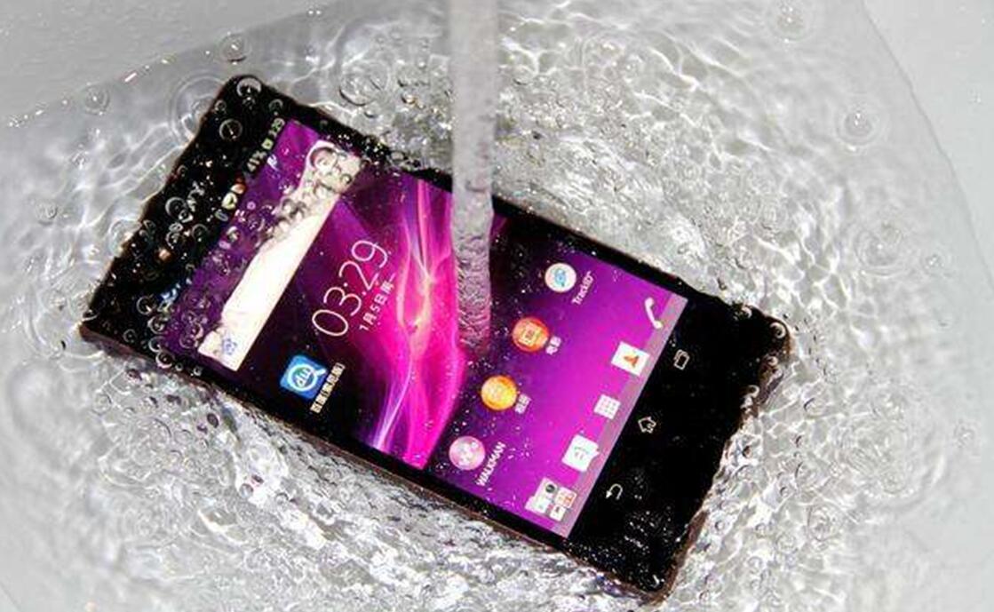 手机屏幕进水有水印会自己消失吗?(手机屏幕进水)