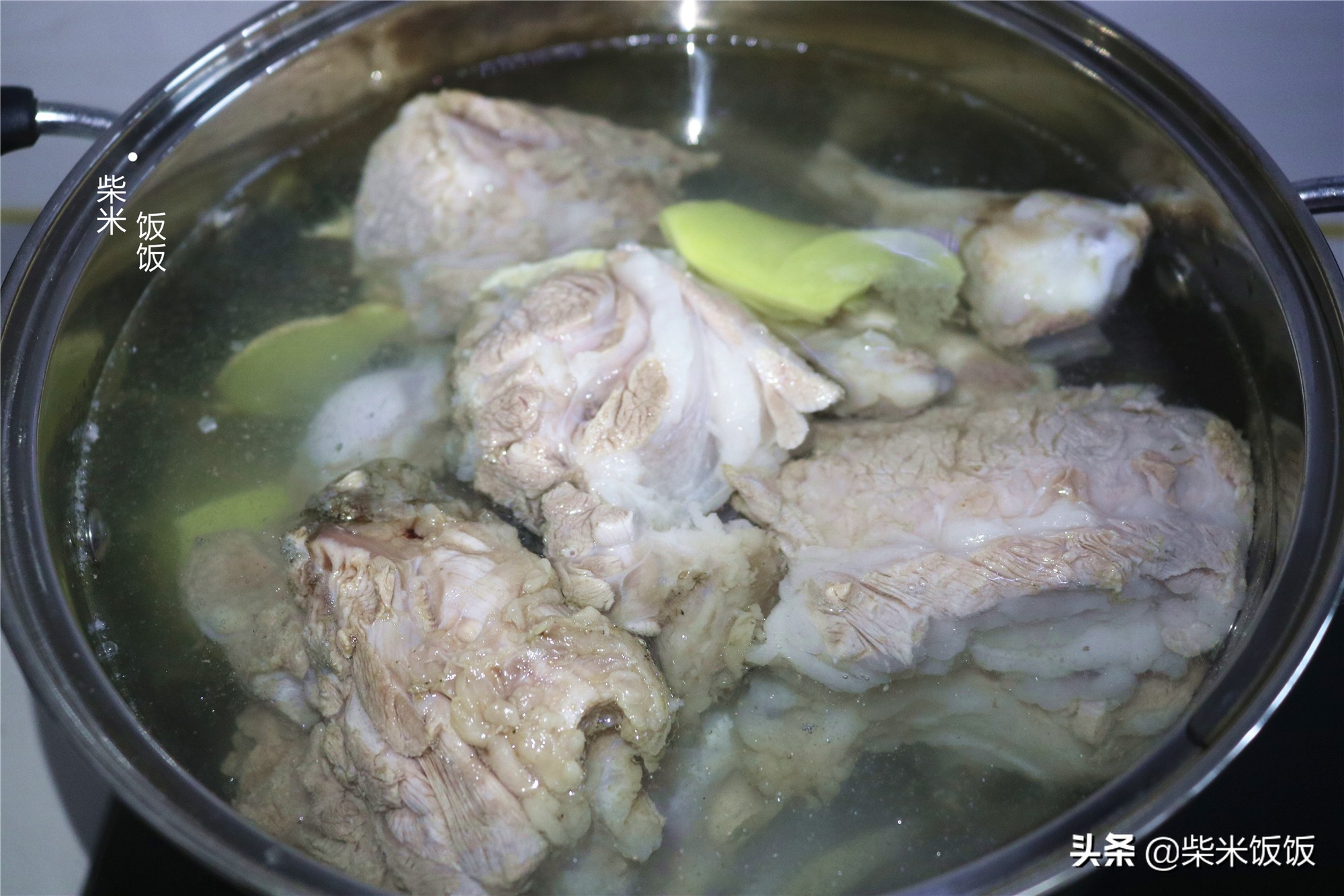天冷了，炖一锅羊肉汤暖暖身，做法很简单，鲜香无腥味