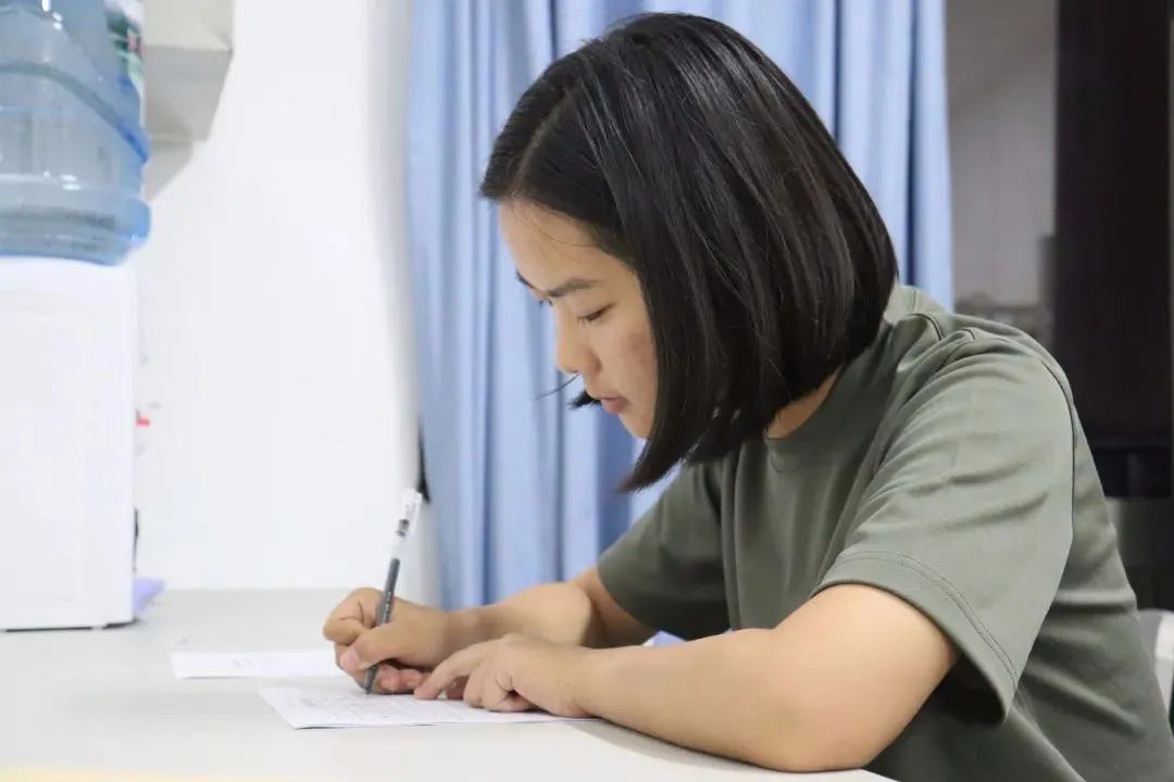 云南女孩李盈，668分却选择复读，第二次高考，她考入了哪所高校