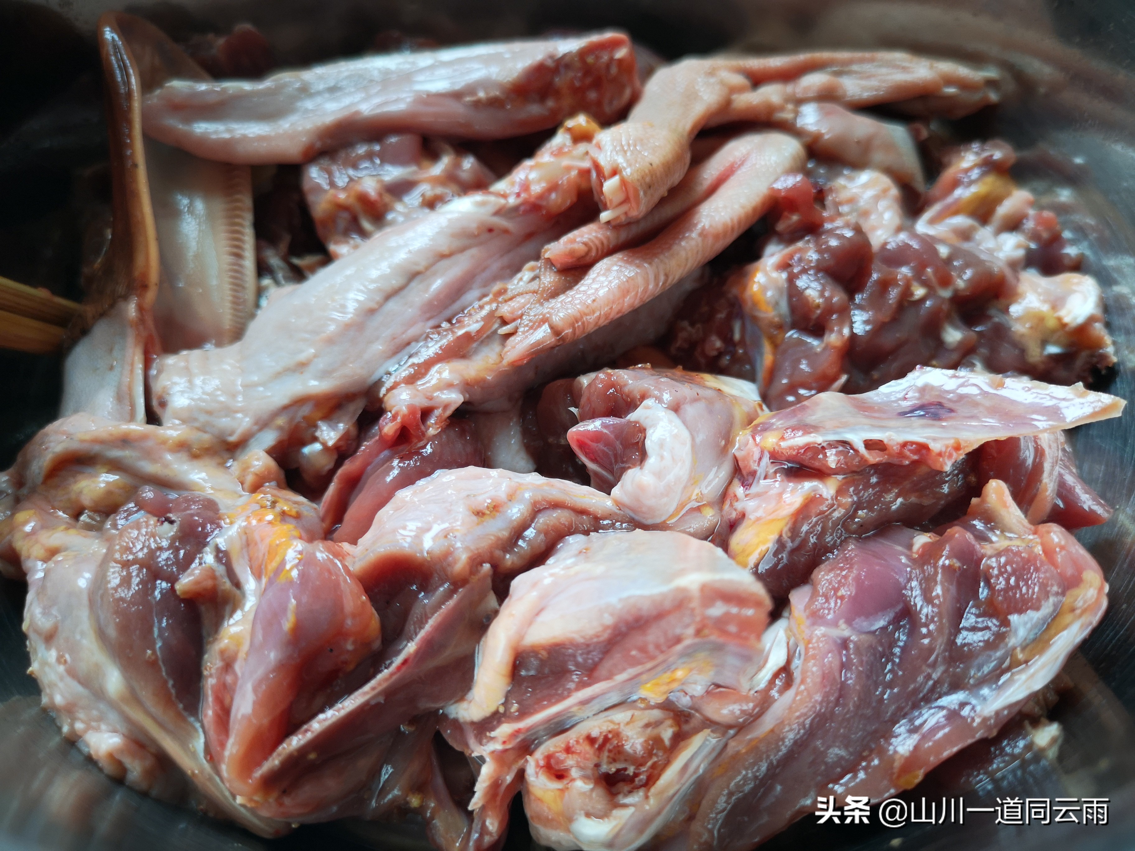 顺德名菜火焰醉鹅做的时候改用了鸭，孰优孰劣吃了之后本人有话说