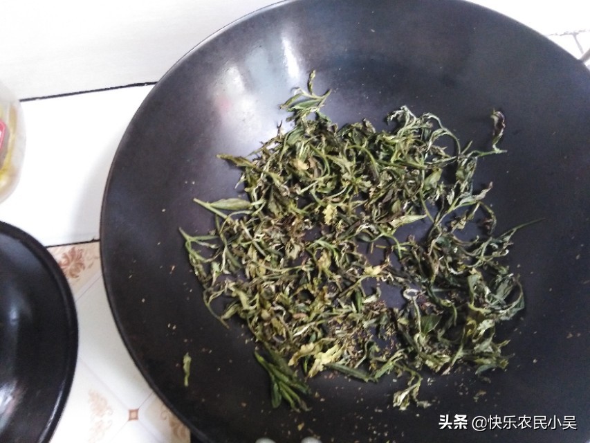 炒茶叶的步骤（少量茶叶也可以烘炒方法简单易学）