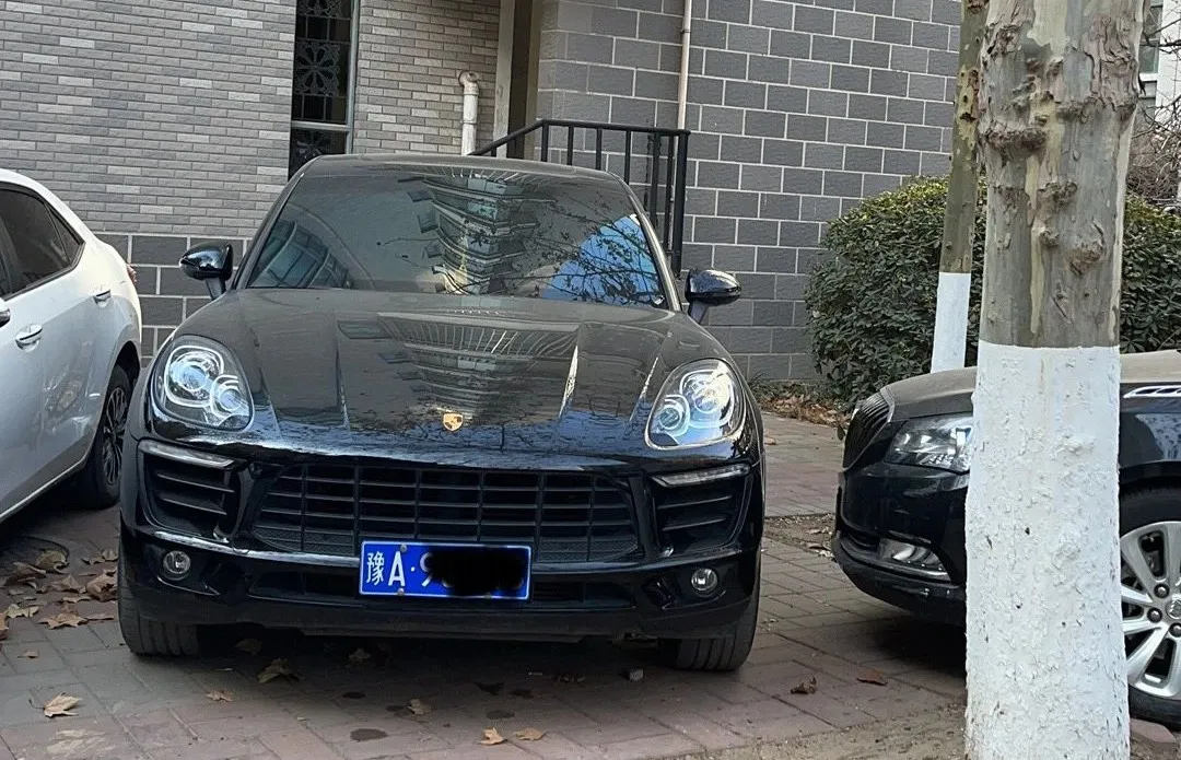 超前消费漩涡里的00后:以贷养贷负债110万 月薪4000买豪车