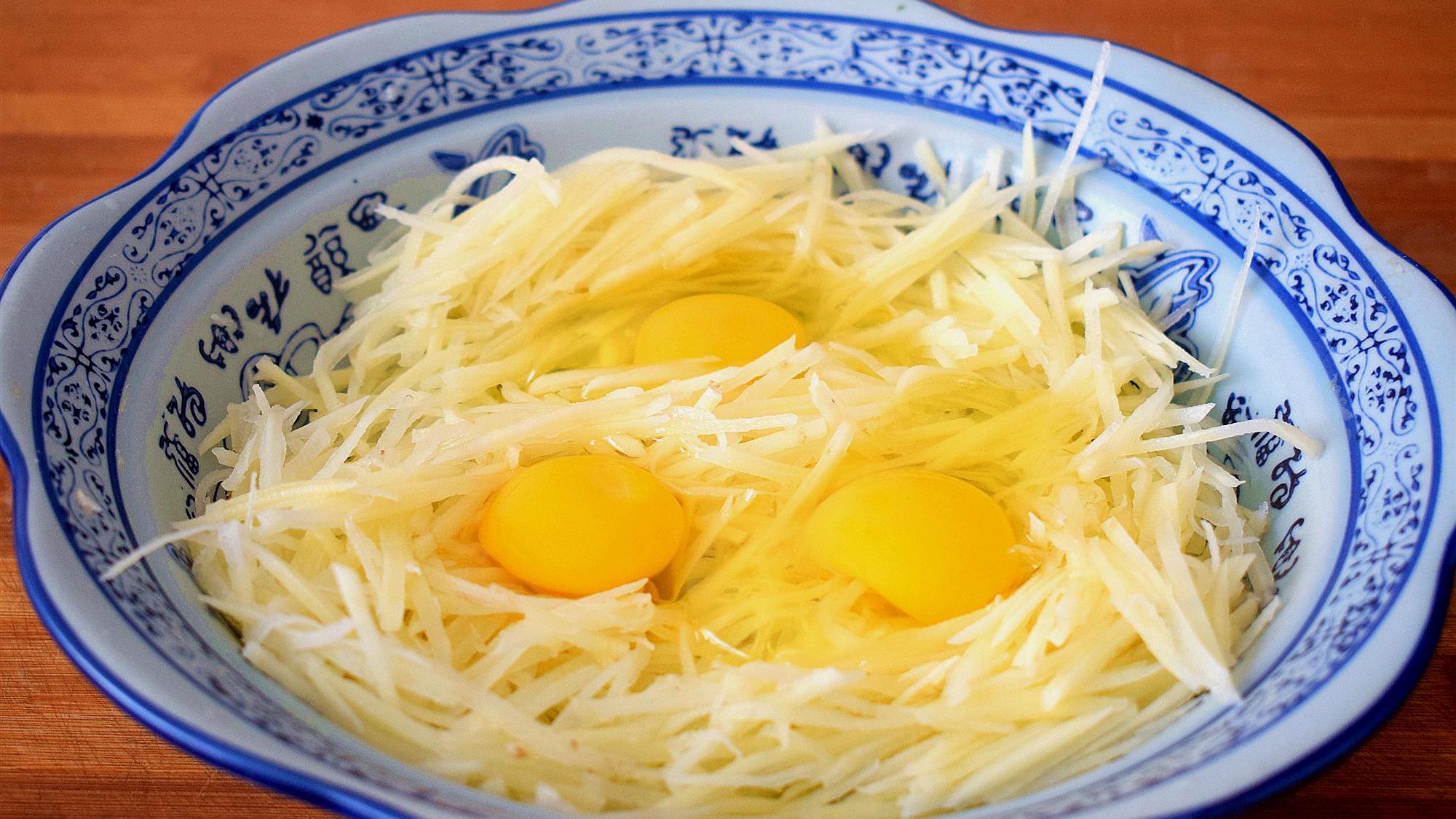 土豆鸡蛋怎么做好吃(创意美味，土豆鸡蛋独家烹饪手法)
