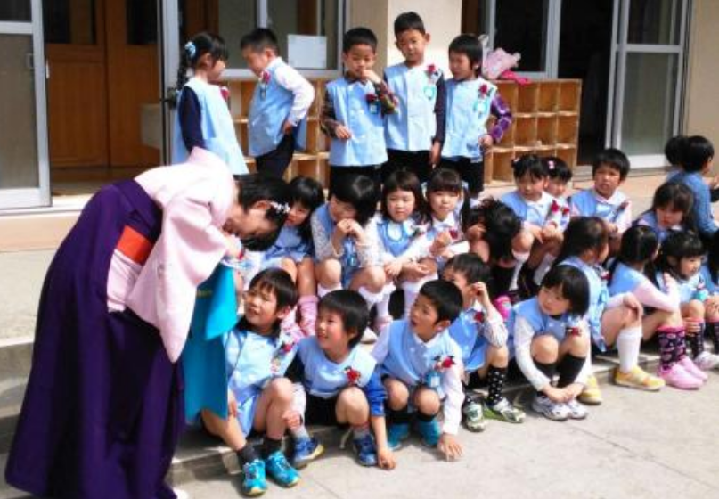 日本幼儿园裸体上课，是走在前沿的教育理念，还是单纯的变态呢？