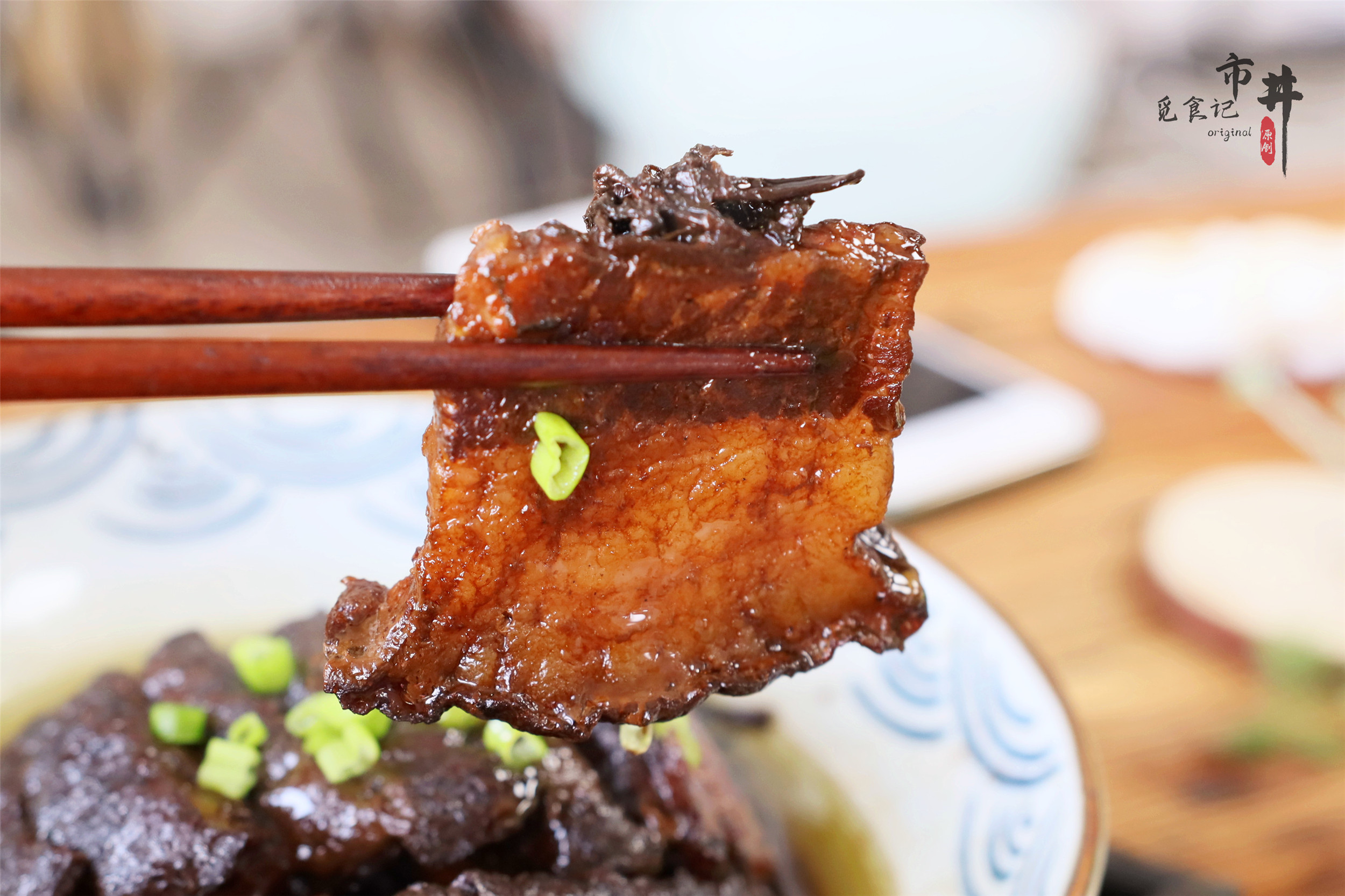 年夜饭加道“硬菜”，梅菜扣肉端上桌，这做法软烂浓香，入口即化