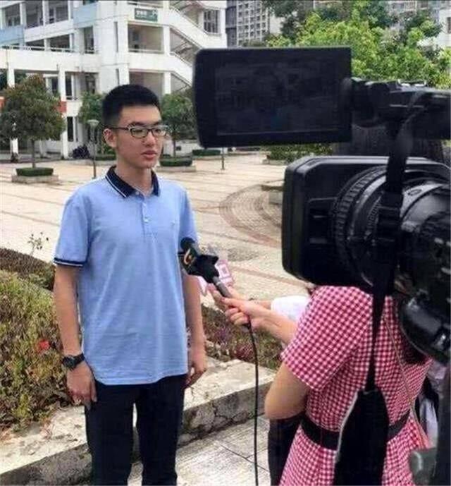钟祥状元常书杰入学北大后却因沉迷游戏被退学，复读又考上清华